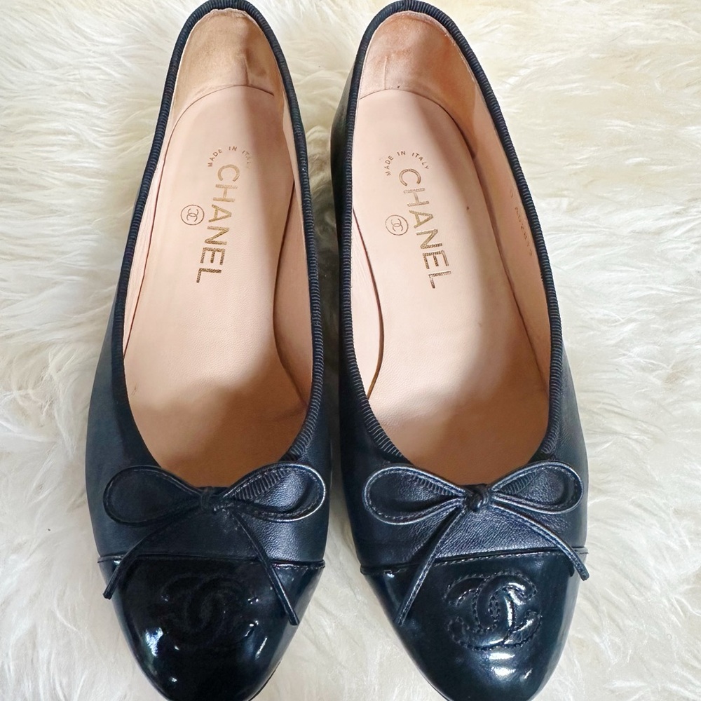 CHANEL Black Flats with Bow Detail